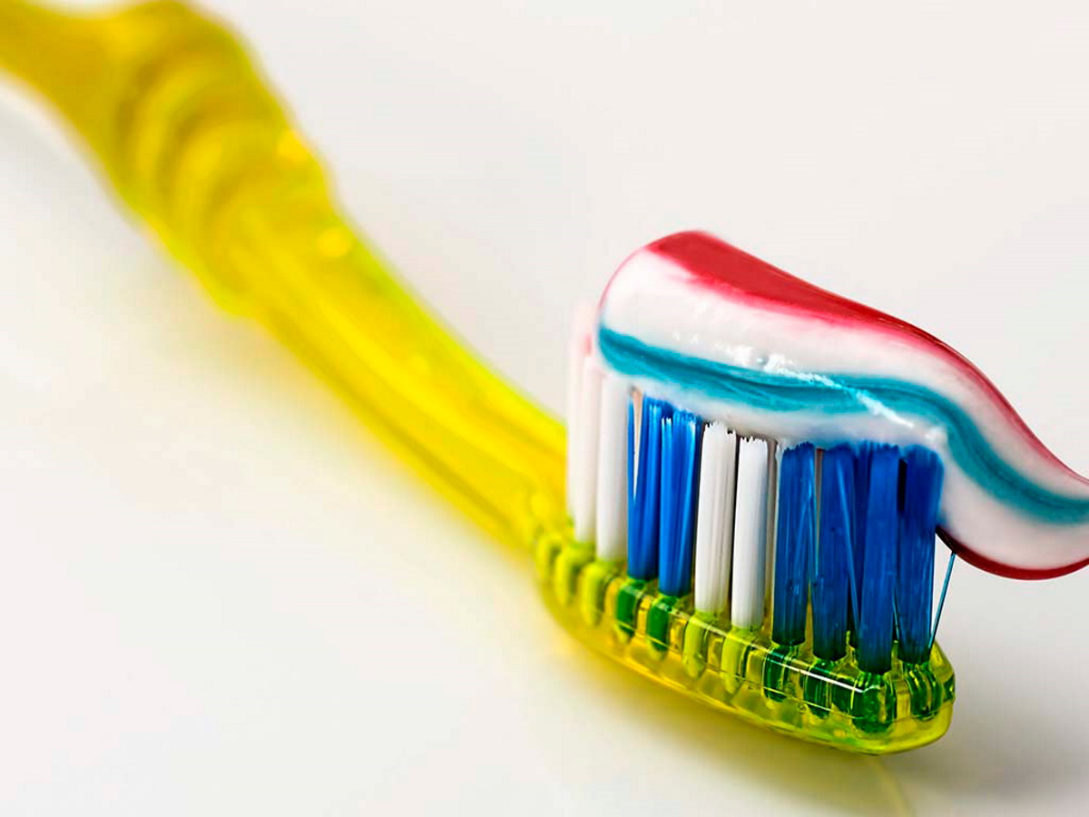 Per quale motivo è consigliabile lavare i denti con un dentifricio senza fluoro